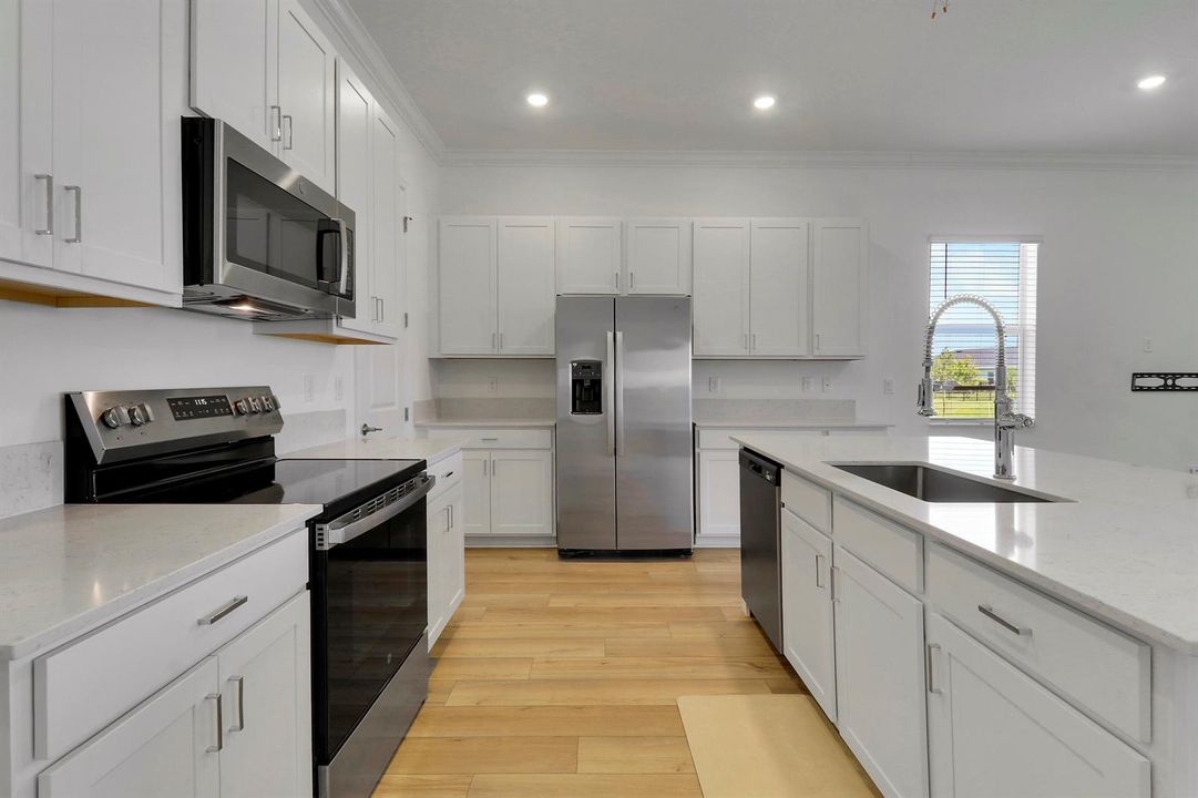 Kitchen (refrigerator distance)
