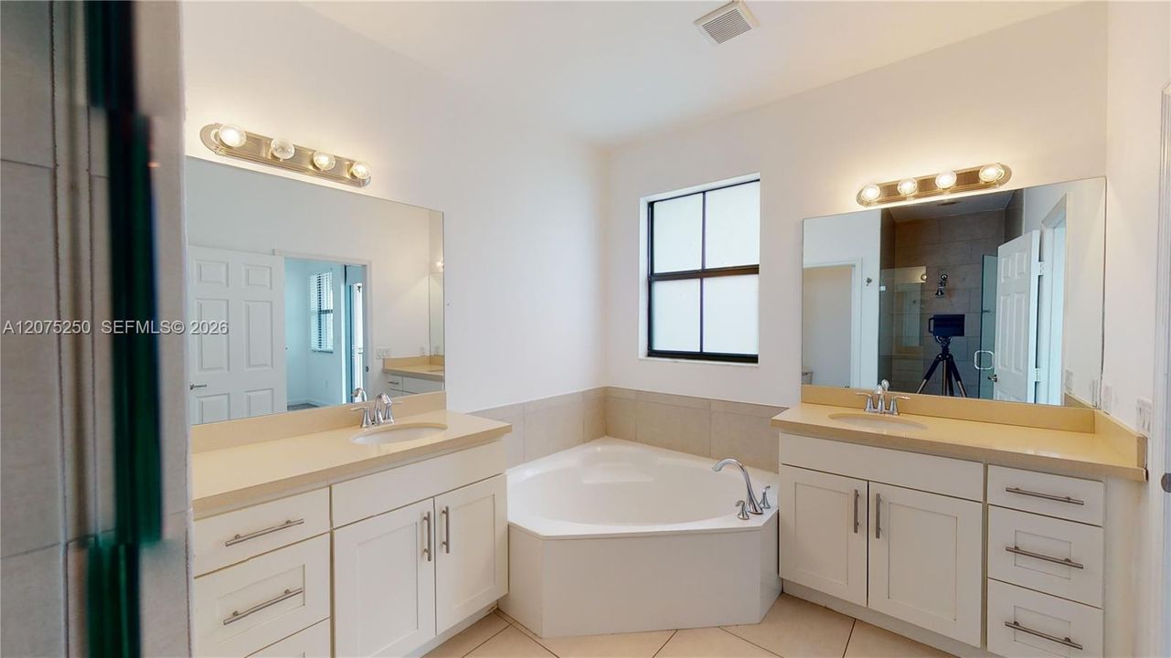 For Rent: $3,950 (3 beds, 3 baths, 2206 Square Feet)