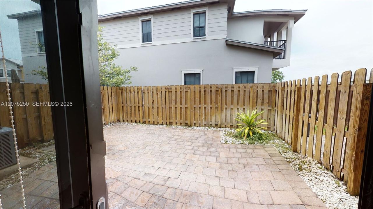 For Rent: $3,950 (3 beds, 3 baths, 2206 Square Feet)