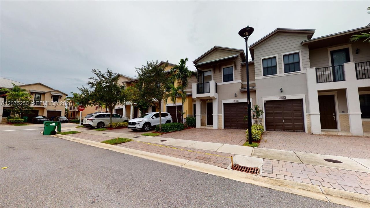 For Rent: $3,950 (3 beds, 3 baths, 2206 Square Feet)
