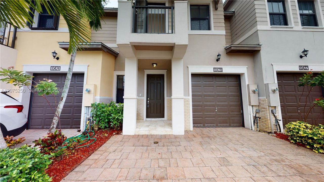 For Rent: $3,950 (3 beds, 3 baths, 2206 Square Feet)