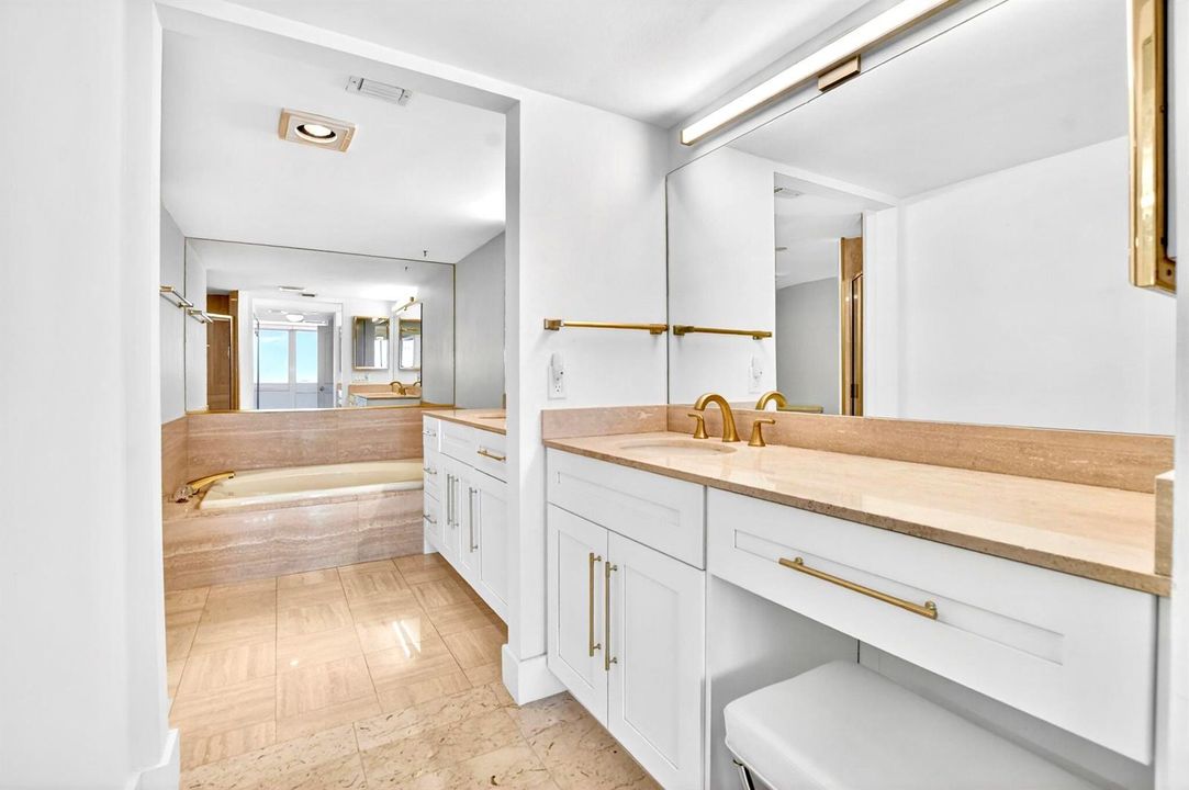MASTER BATH SITTING AREA
