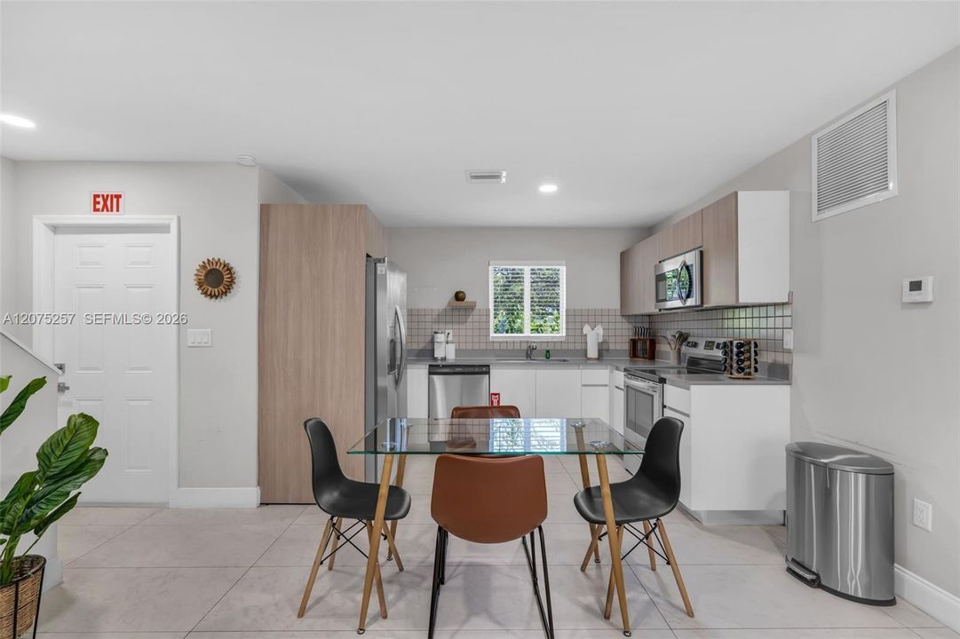 В аренду: $3,500 (3 спален, 2 ванн, 1196 Квадратных фут)