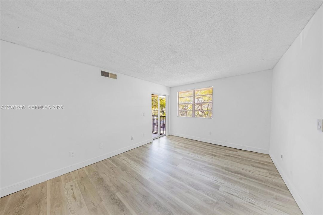 For Sale: $190,000 (2 beds, 1 baths, 903 Square Feet)