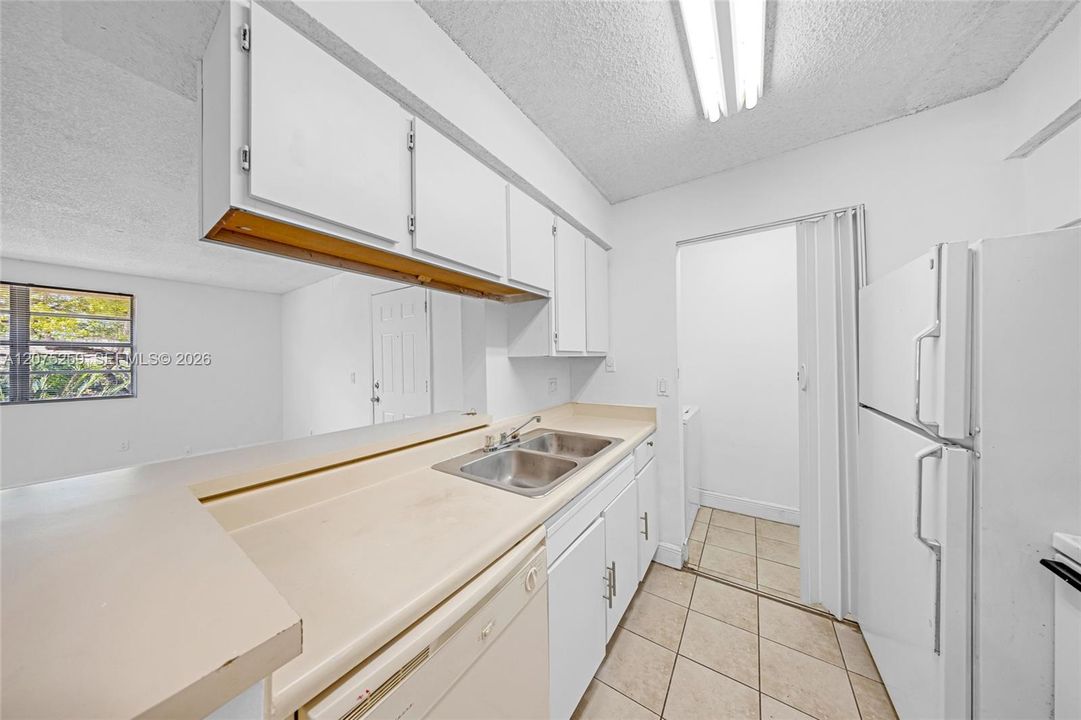 For Sale: $190,000 (2 beds, 1 baths, 903 Square Feet)