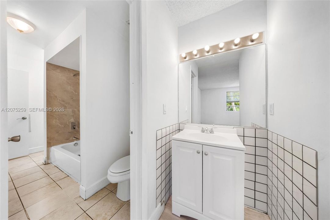 For Sale: $190,000 (2 beds, 1 baths, 903 Square Feet)