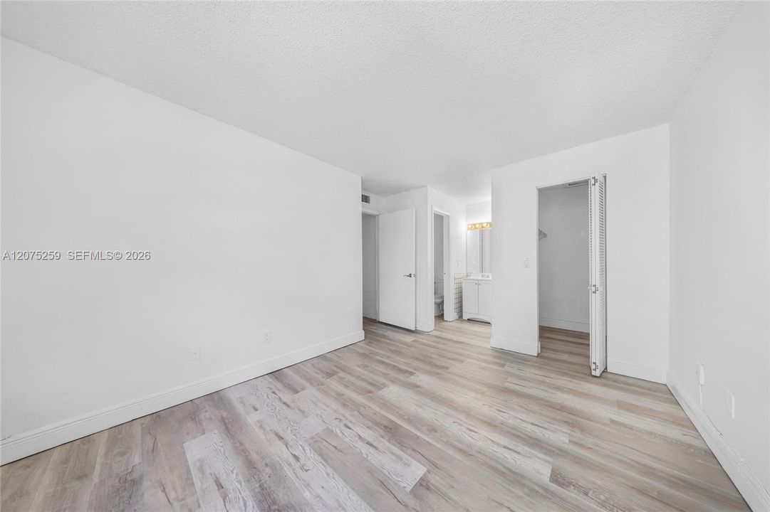 For Sale: $190,000 (2 beds, 1 baths, 903 Square Feet)