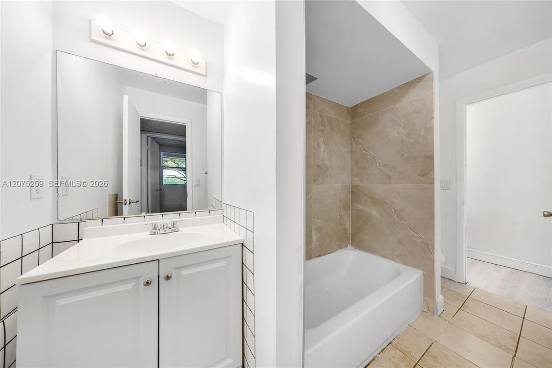 For Sale: $190,000 (2 beds, 1 baths, 903 Square Feet)