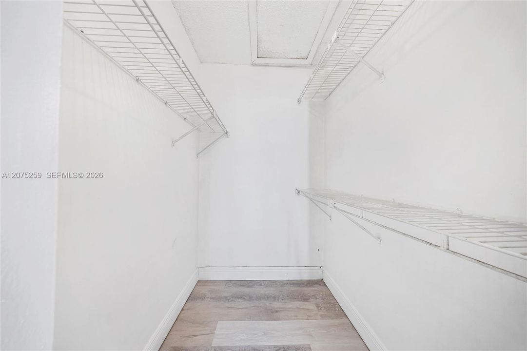 For Sale: $190,000 (2 beds, 1 baths, 903 Square Feet)
