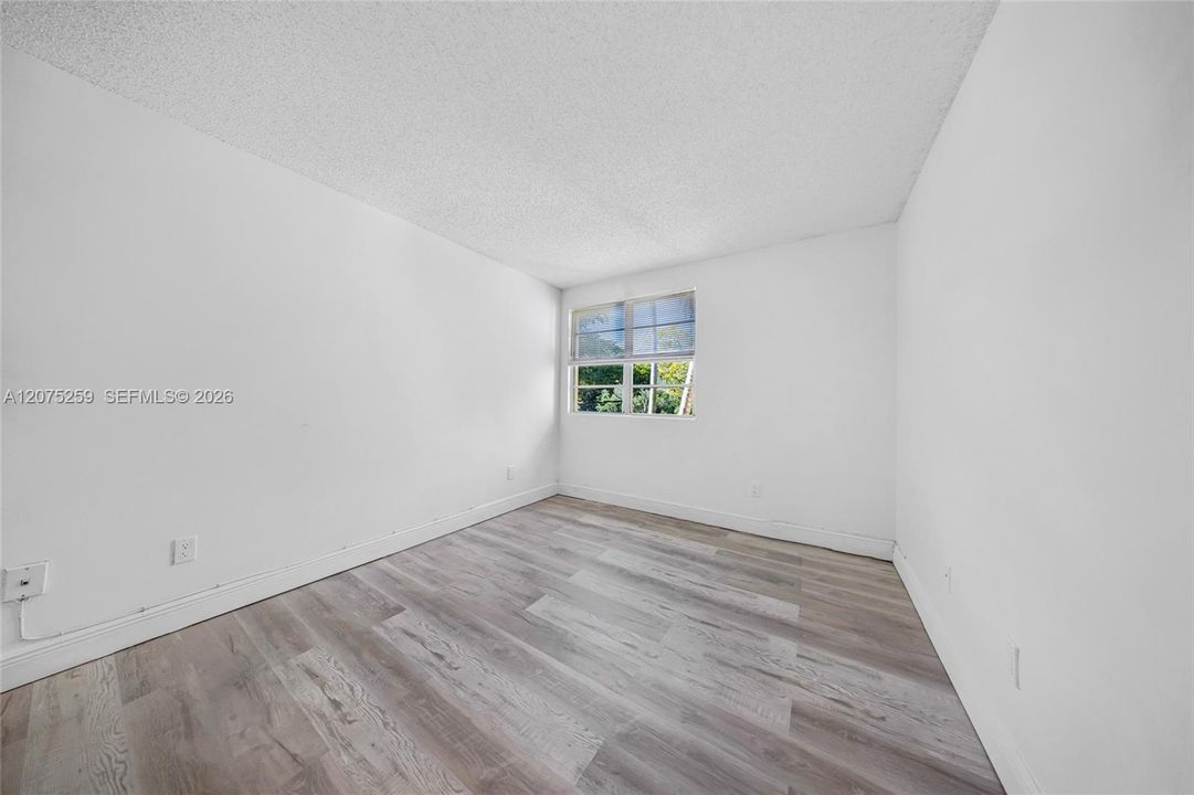 For Sale: $190,000 (2 beds, 1 baths, 903 Square Feet)