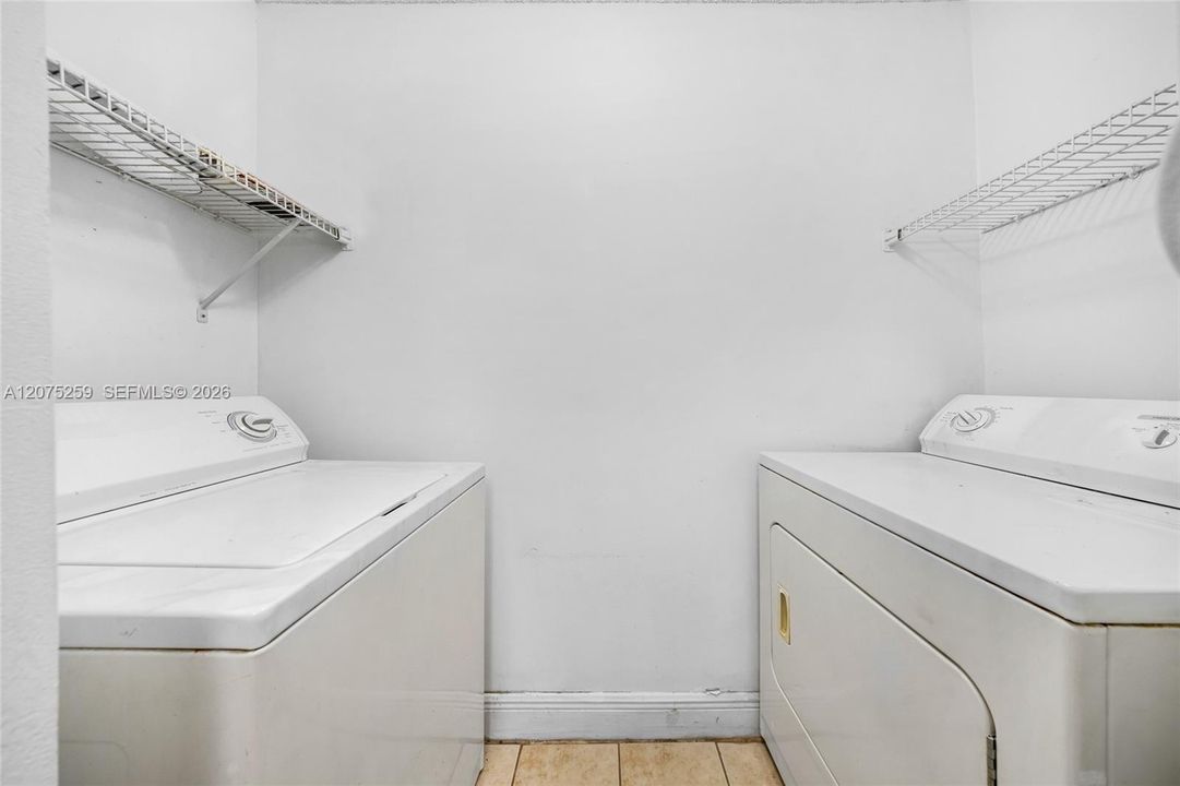 For Sale: $190,000 (2 beds, 1 baths, 903 Square Feet)