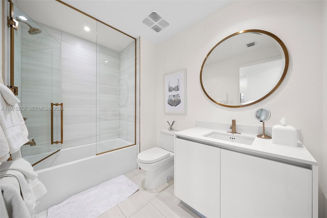 2nd Bathroom w/ Tub