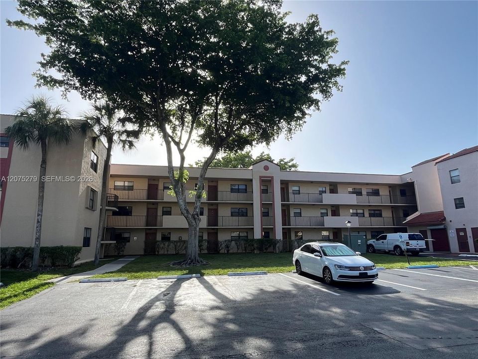 For Rent: $1,995 (2 beds, 2 baths, 820 Square Feet)