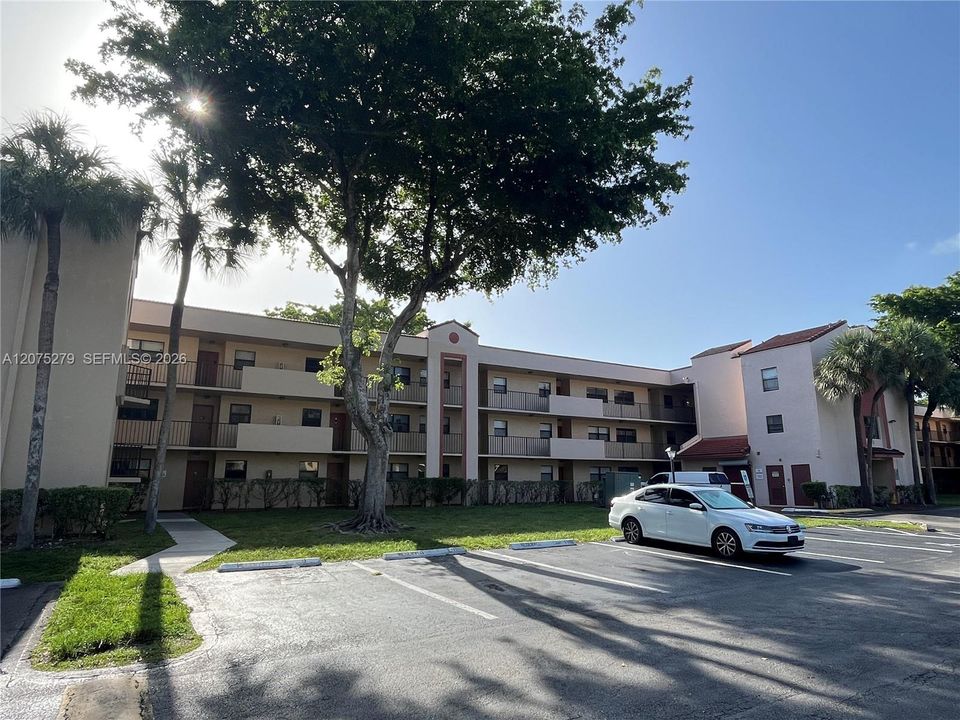For Rent: $1,995 (2 beds, 2 baths, 820 Square Feet)