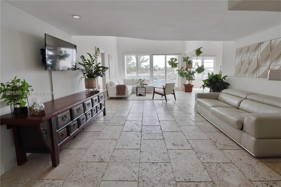 En Venta: $559,000 (2 camas, 2 baños, 1326 Pies cuadrados)