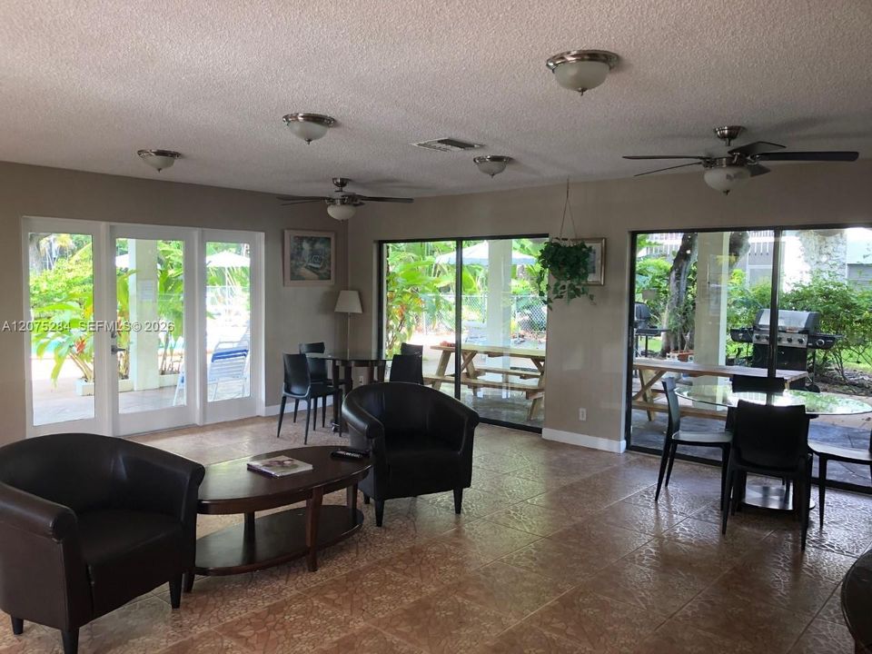 For Rent: $1,580 (1 beds, 1 baths, 760 Square Feet)