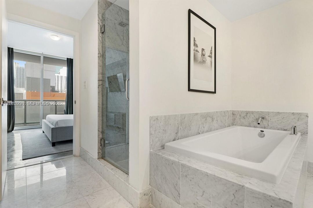For Rent: $3,200 (1 beds, 2 baths, 1093 Square Feet)