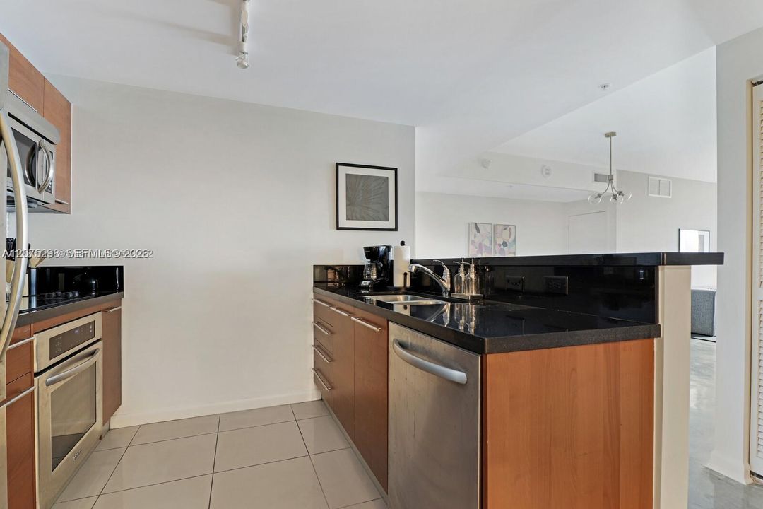 For Rent: $3,200 (1 beds, 2 baths, 1093 Square Feet)