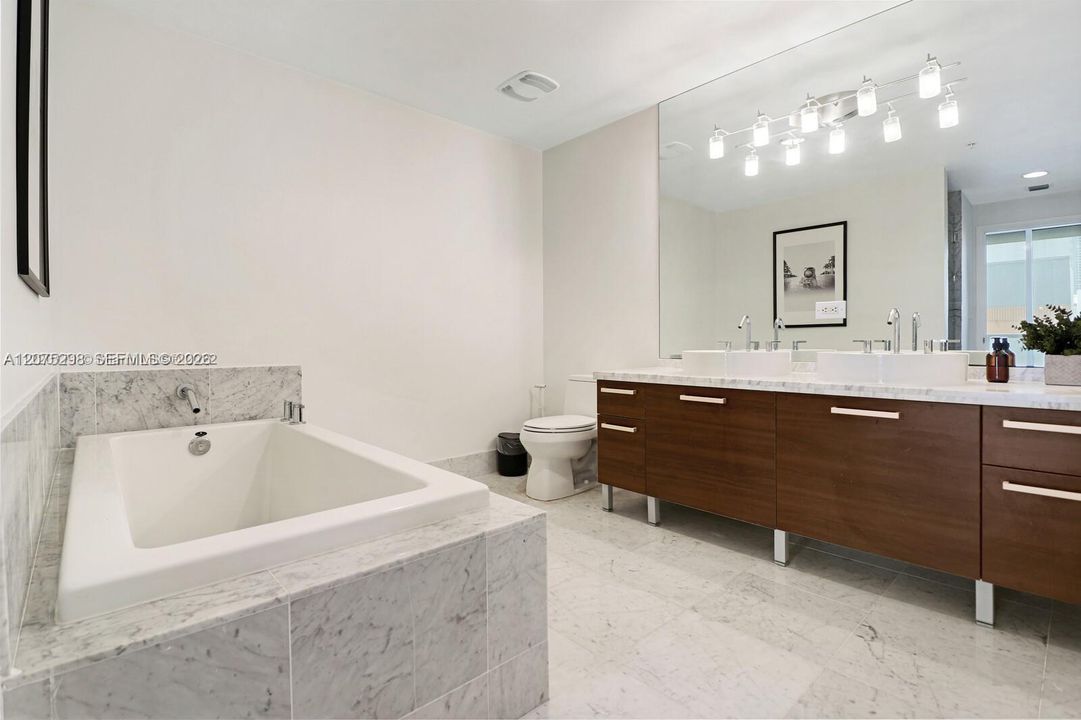 For Rent: $3,200 (1 beds, 2 baths, 1093 Square Feet)