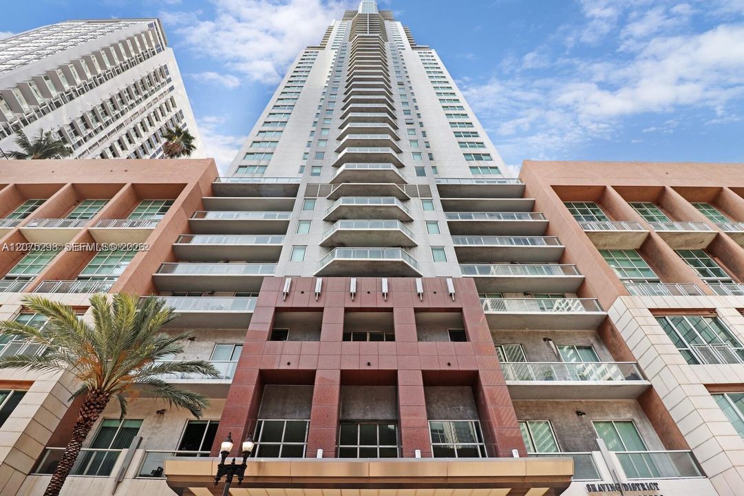 For Rent: $3,200 (1 beds, 2 baths, 1093 Square Feet)