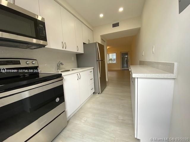 For Rent: $2,300 (2 beds, 1 baths, 725 Square Feet)
