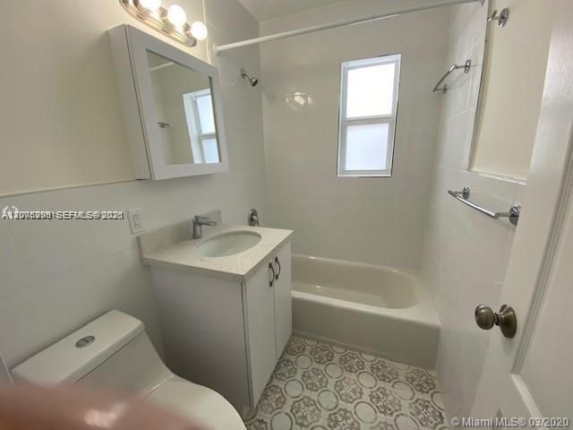 For Rent: $2,300 (2 beds, 1 baths, 725 Square Feet)