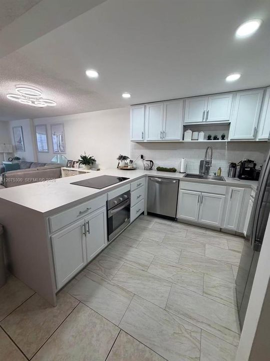 For Rent: $2,100 (1 beds, 1 baths, 915 Square Feet)