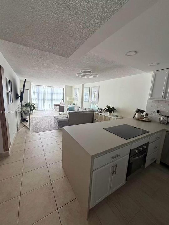 For Rent: $2,100 (1 beds, 1 baths, 915 Square Feet)
