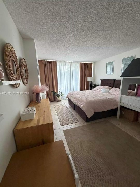 For Rent: $2,100 (1 beds, 1 baths, 915 Square Feet)