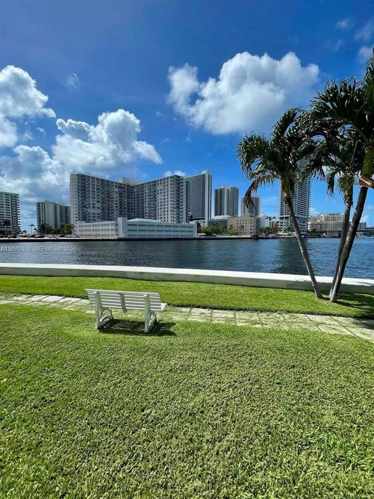 For Rent: $2,100 (1 beds, 1 baths, 915 Square Feet)