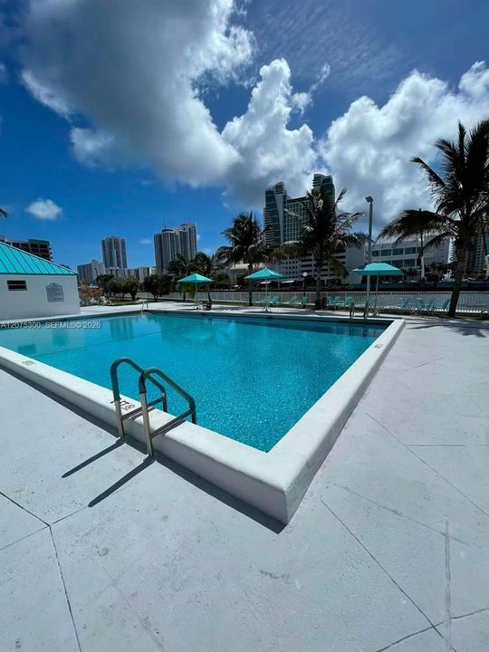 For Rent: $2,100 (1 beds, 1 baths, 915 Square Feet)