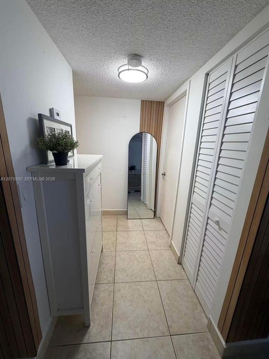 For Rent: $2,100 (1 beds, 1 baths, 915 Square Feet)