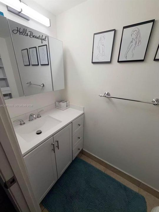 For Rent: $2,100 (1 beds, 1 baths, 915 Square Feet)