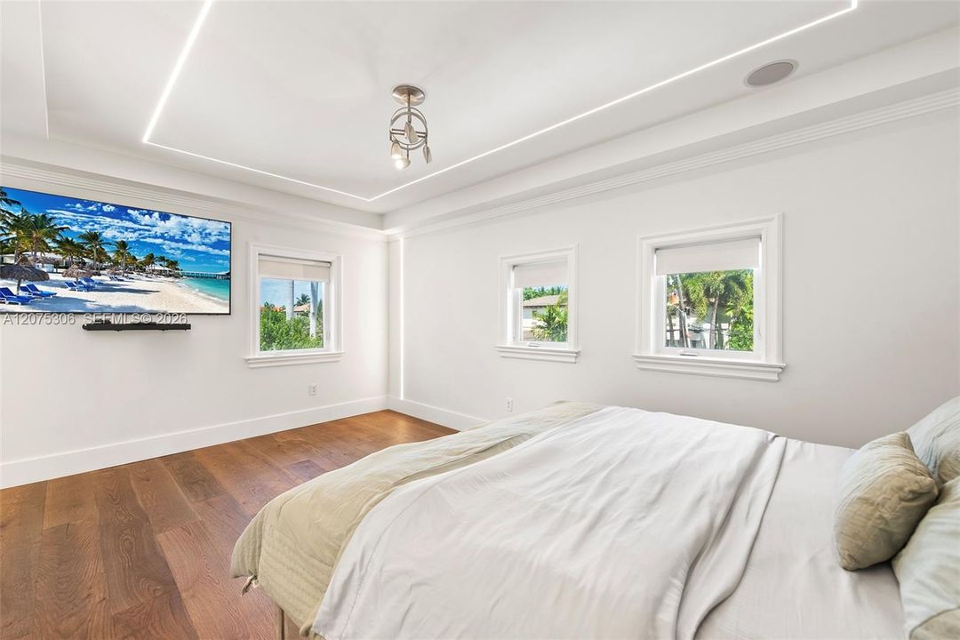 For Sale: $6,799,000 (5 beds, 6 baths, 5242 Square Feet)