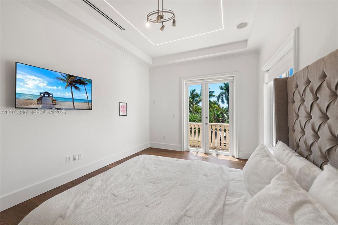 For Sale: $6,799,000 (5 beds, 6 baths, 5242 Square Feet)