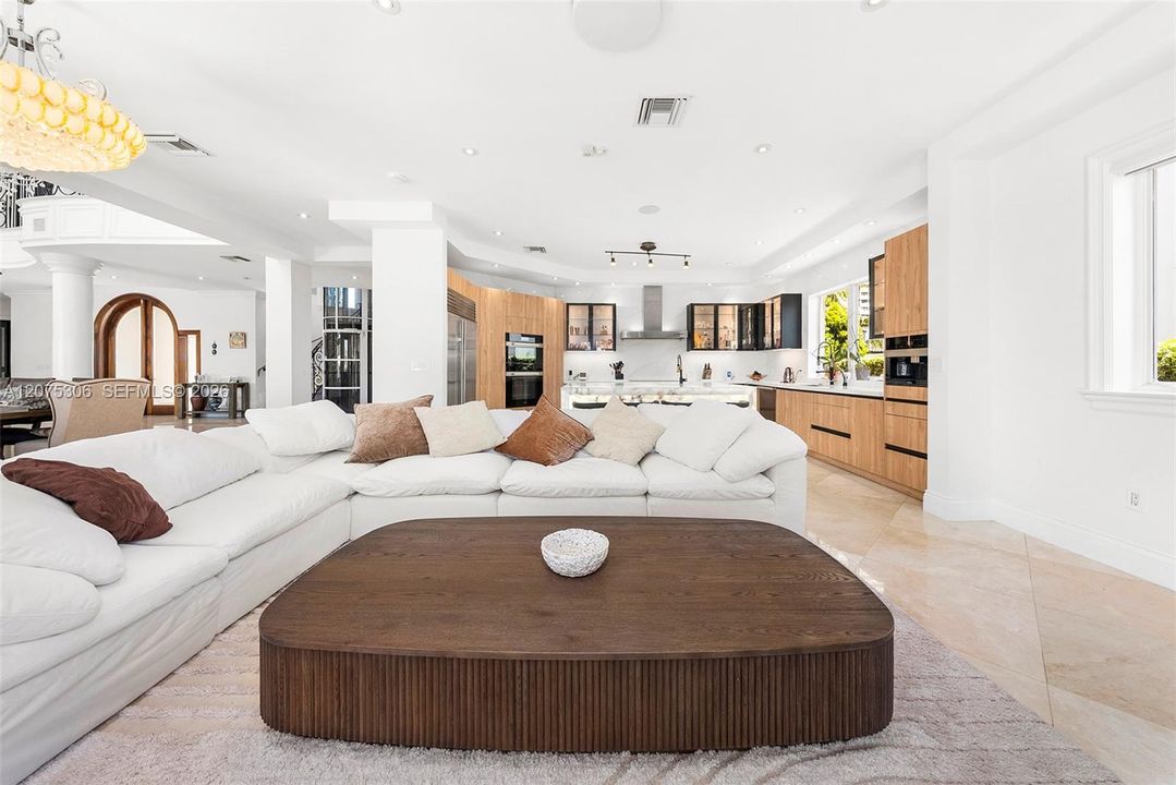 For Sale: $6,799,000 (5 beds, 6 baths, 5242 Square Feet)