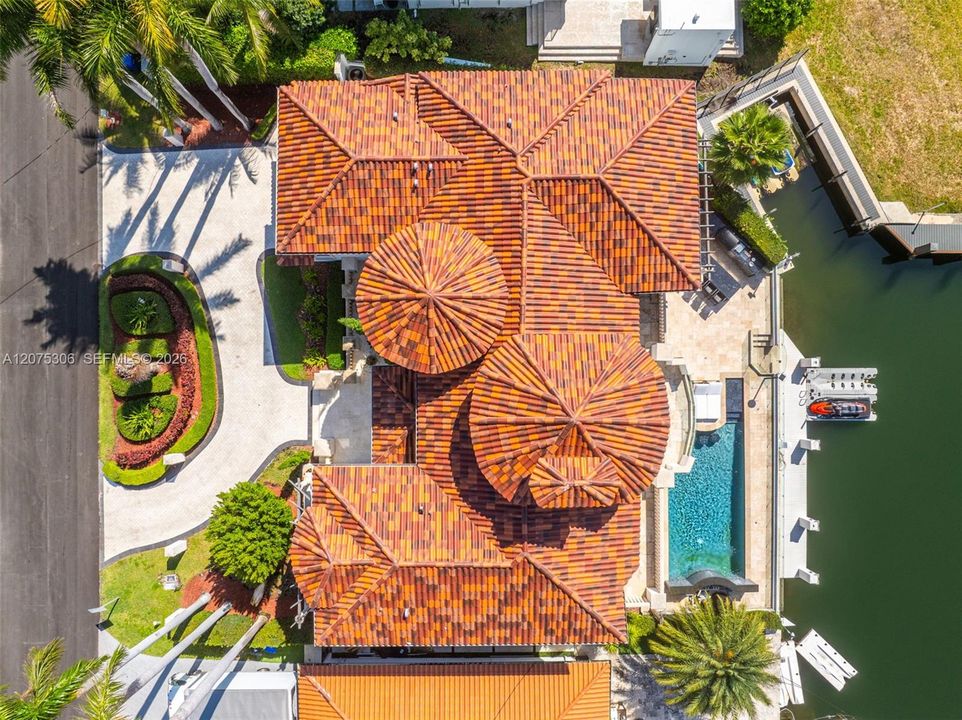 For Sale: $6,799,000 (5 beds, 6 baths, 5242 Square Feet)