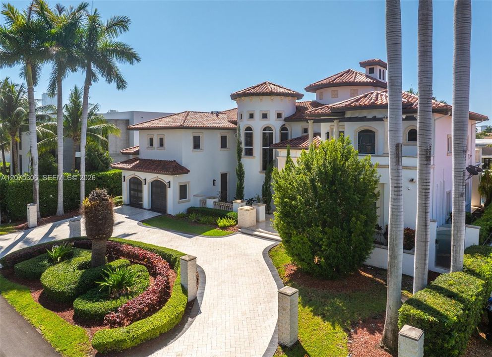 For Sale: $6,799,000 (5 beds, 6 baths, 5242 Square Feet)