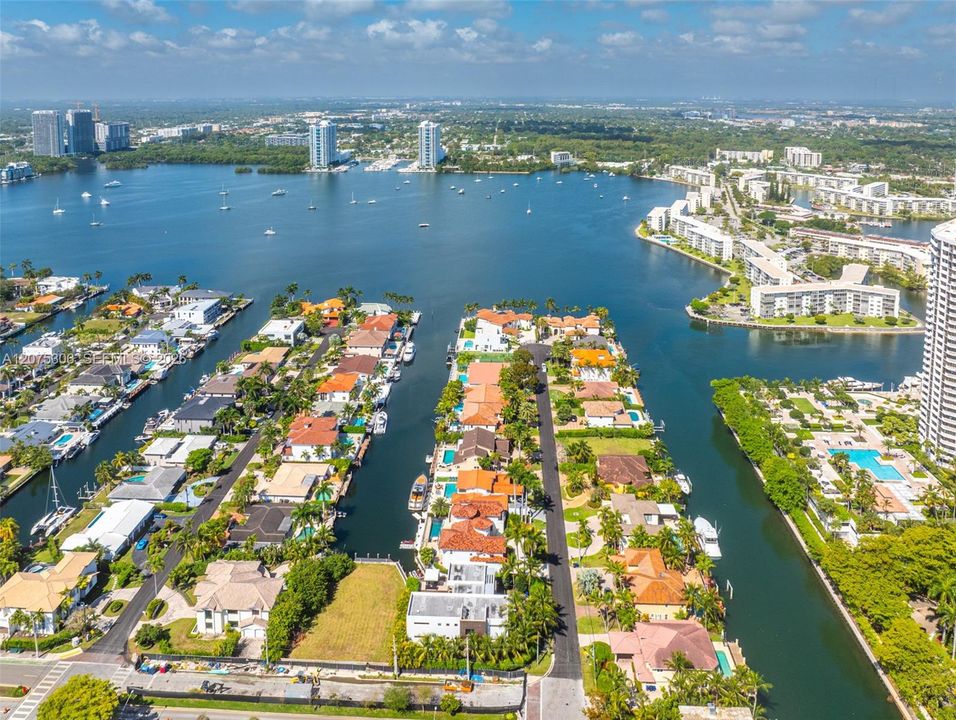 For Sale: $6,799,000 (5 beds, 6 baths, 5242 Square Feet)