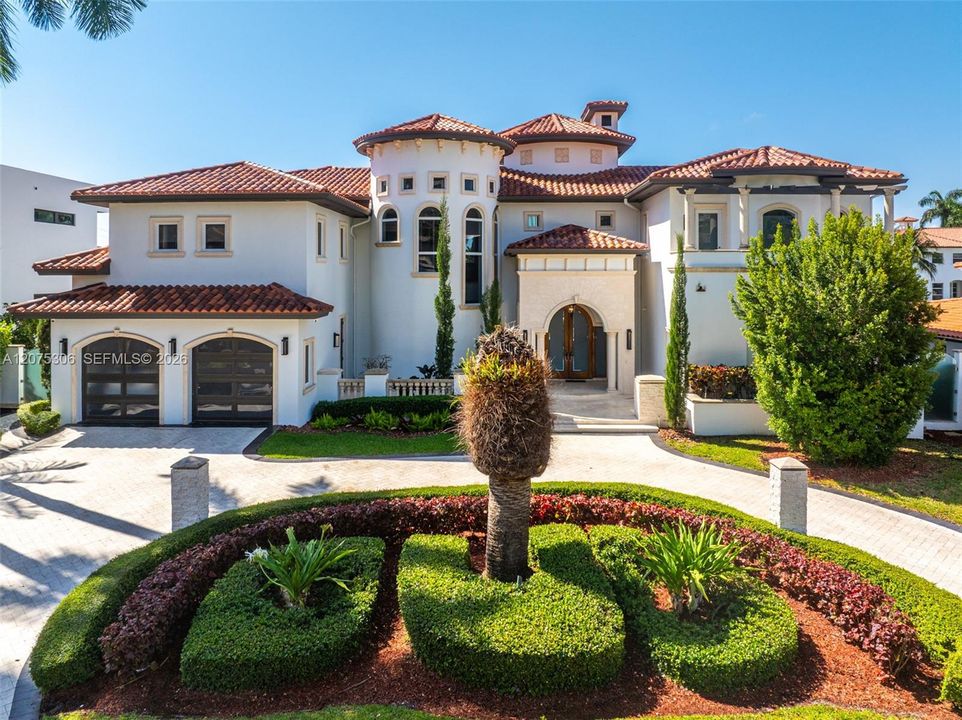 For Sale: $6,799,000 (5 beds, 6 baths, 5242 Square Feet)