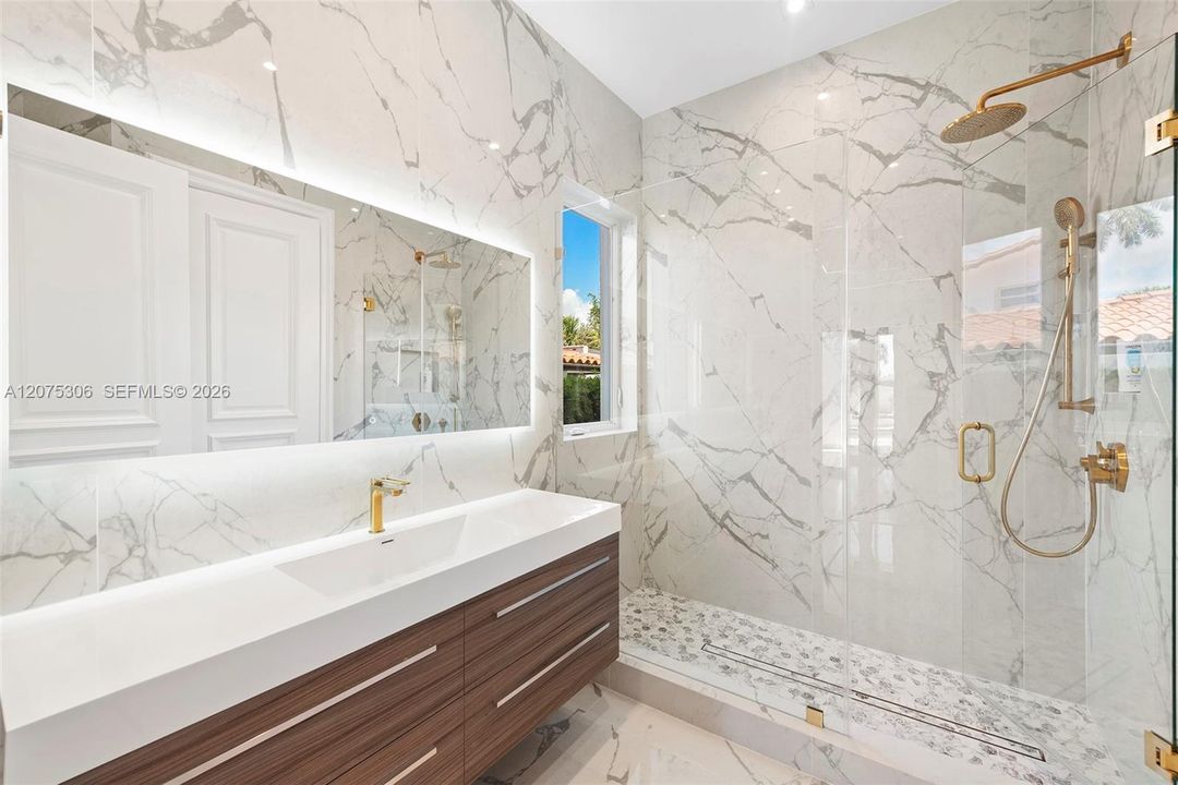 For Sale: $6,799,000 (5 beds, 6 baths, 5242 Square Feet)
