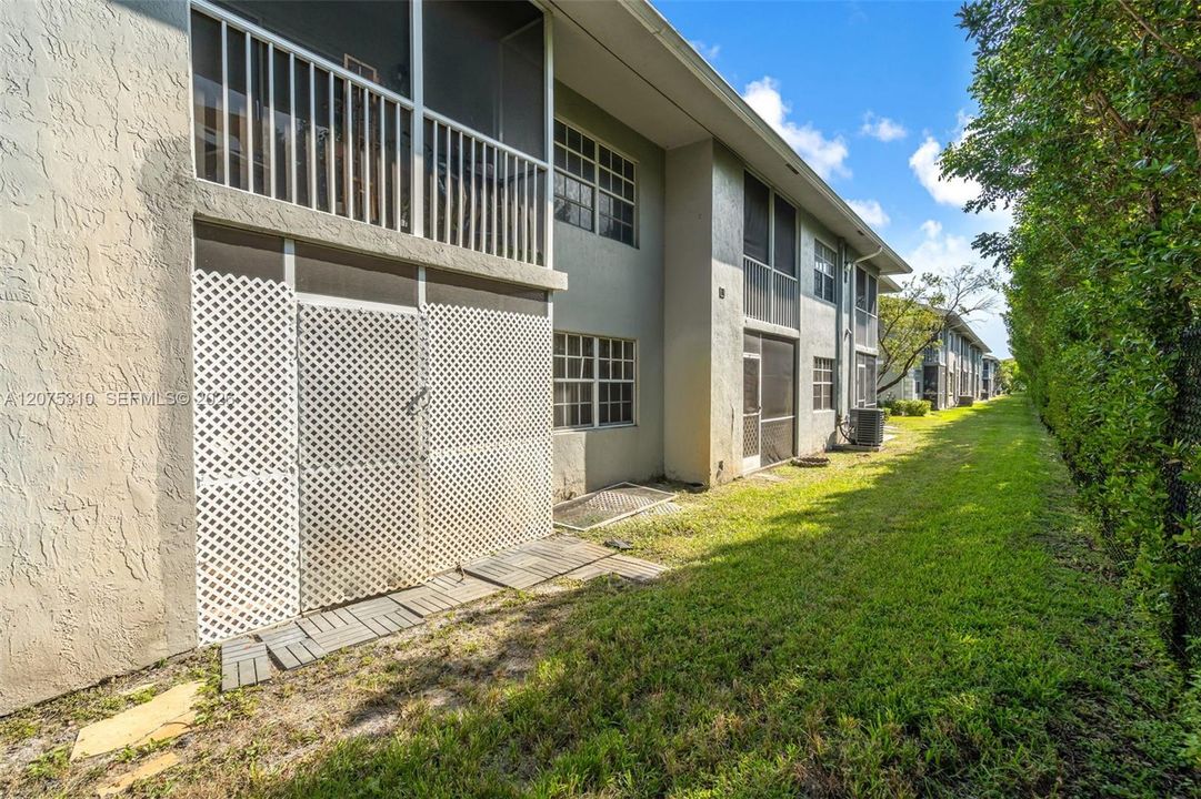 For Rent: $2,000 (2 beds, 2 baths, 912 Square Feet)