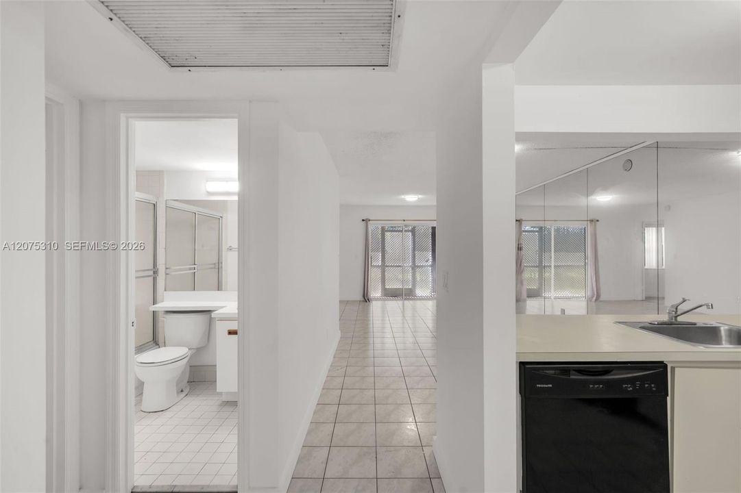 For Rent: $2,000 (2 beds, 2 baths, 912 Square Feet)