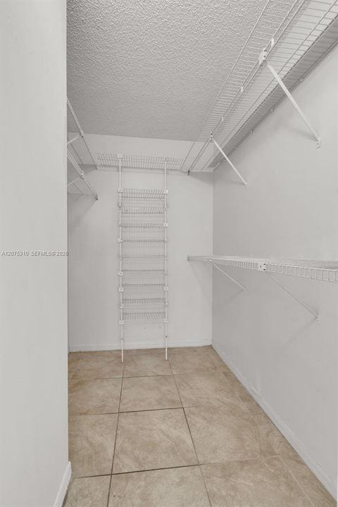 For Rent: $2,000 (2 beds, 2 baths, 912 Square Feet)
