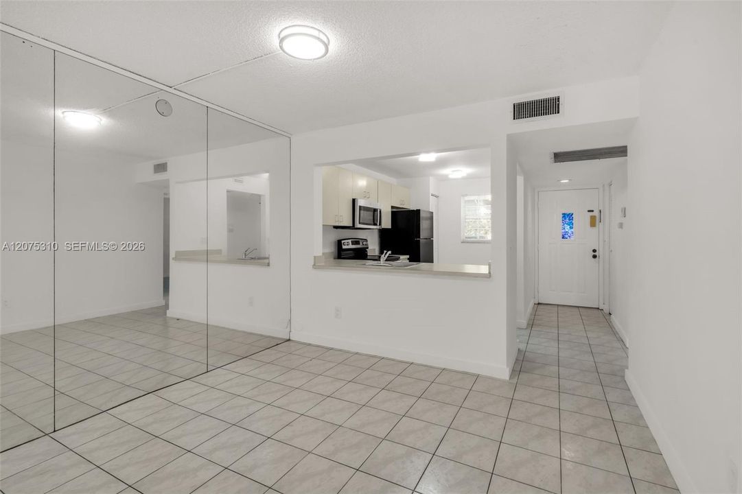 For Rent: $2,000 (2 beds, 2 baths, 912 Square Feet)
