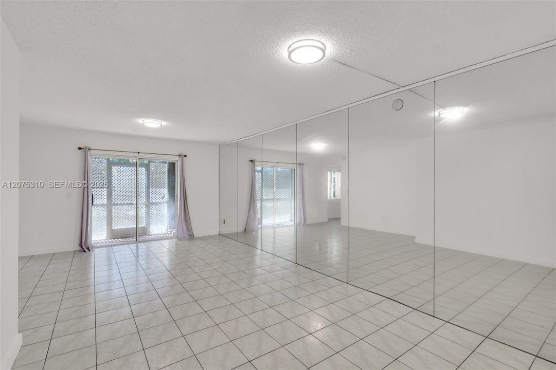 For Rent: $2,000 (2 beds, 2 baths, 912 Square Feet)