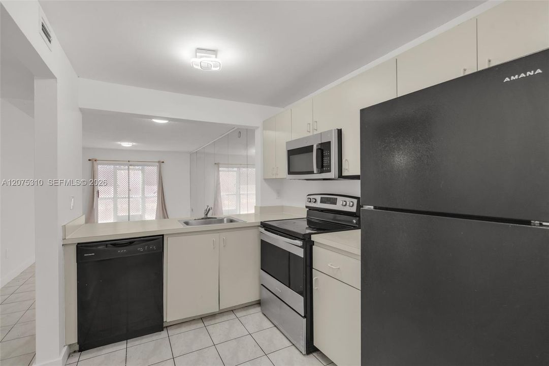 For Rent: $2,000 (2 beds, 2 baths, 912 Square Feet)