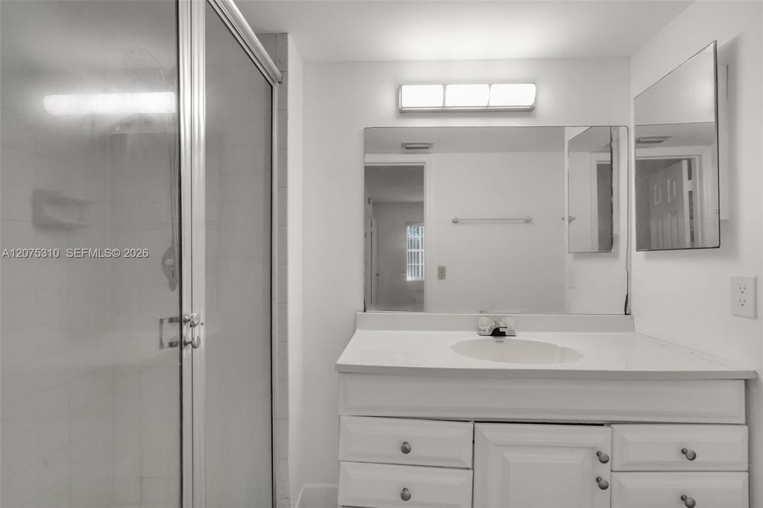 For Rent: $2,000 (2 beds, 2 baths, 912 Square Feet)