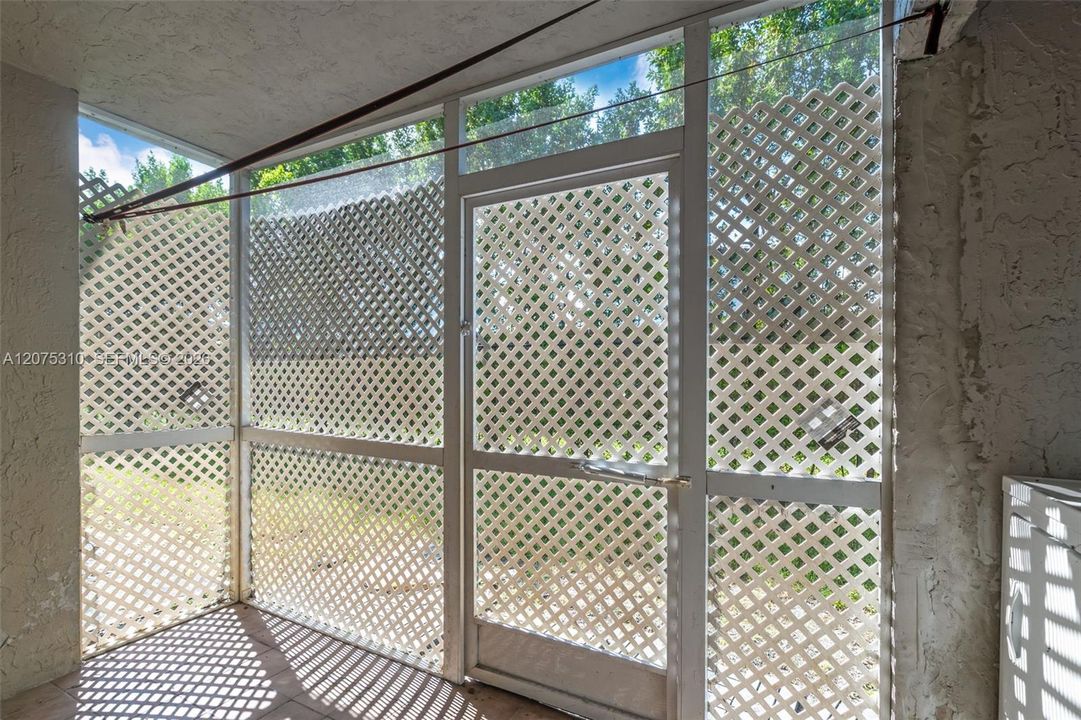 For Rent: $2,000 (2 beds, 2 baths, 912 Square Feet)