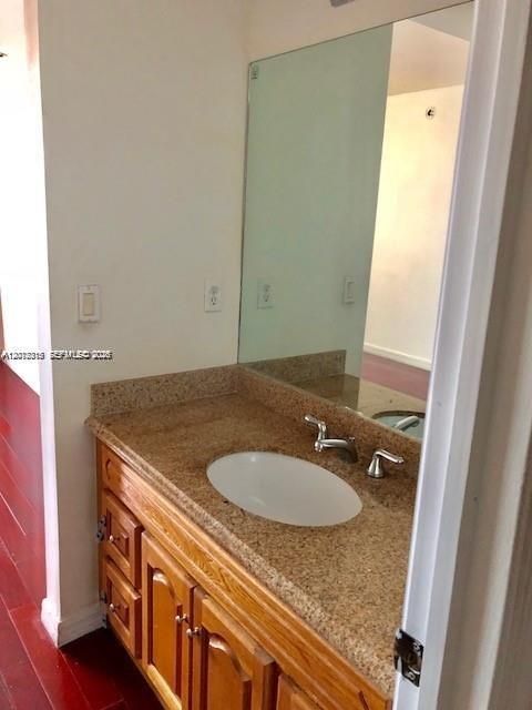 For Rent: $2,600 (2 beds, 2 baths, 1009 Square Feet)